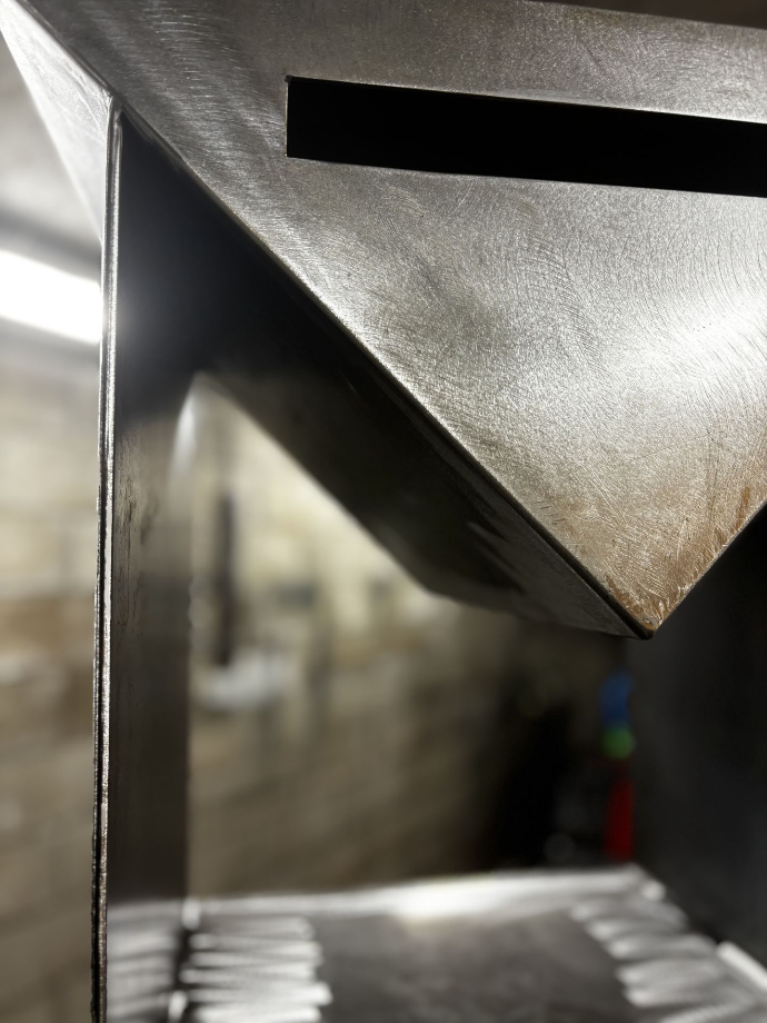 Détail de fabrication métallique en acier avec pliage précis et finition soignée