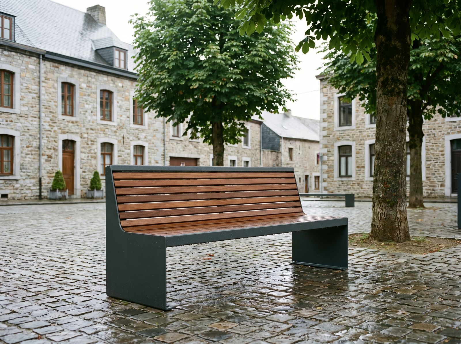 Image créée par IA : banc public en acier et bois sur une place pavée