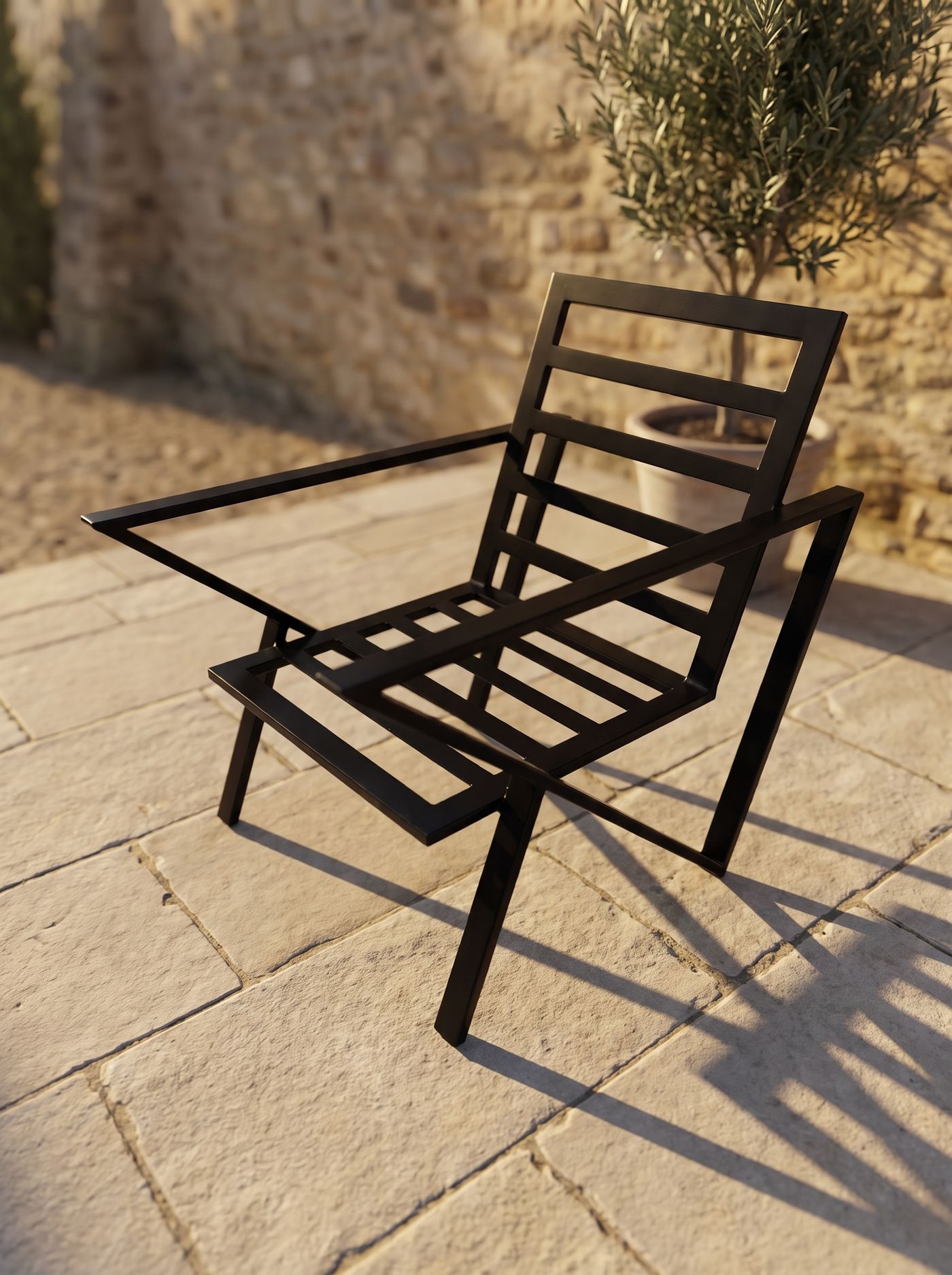 Mise en situation (décor créé par IA) : fauteuil en fers plats d’acier sur une terrasse