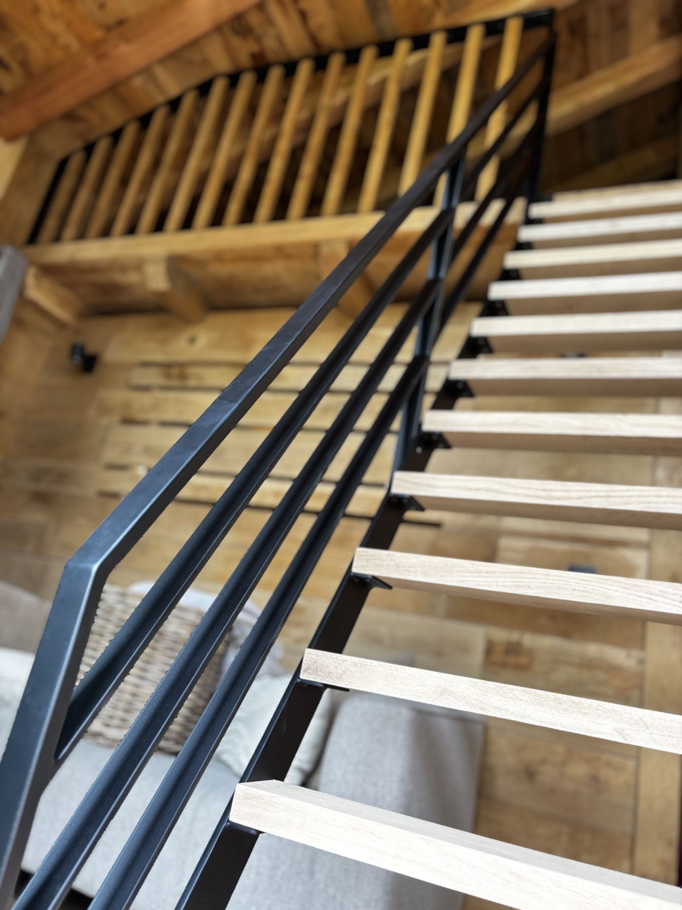 Garde-corps et main courante d’escalier en acier noir, vue plongeante
