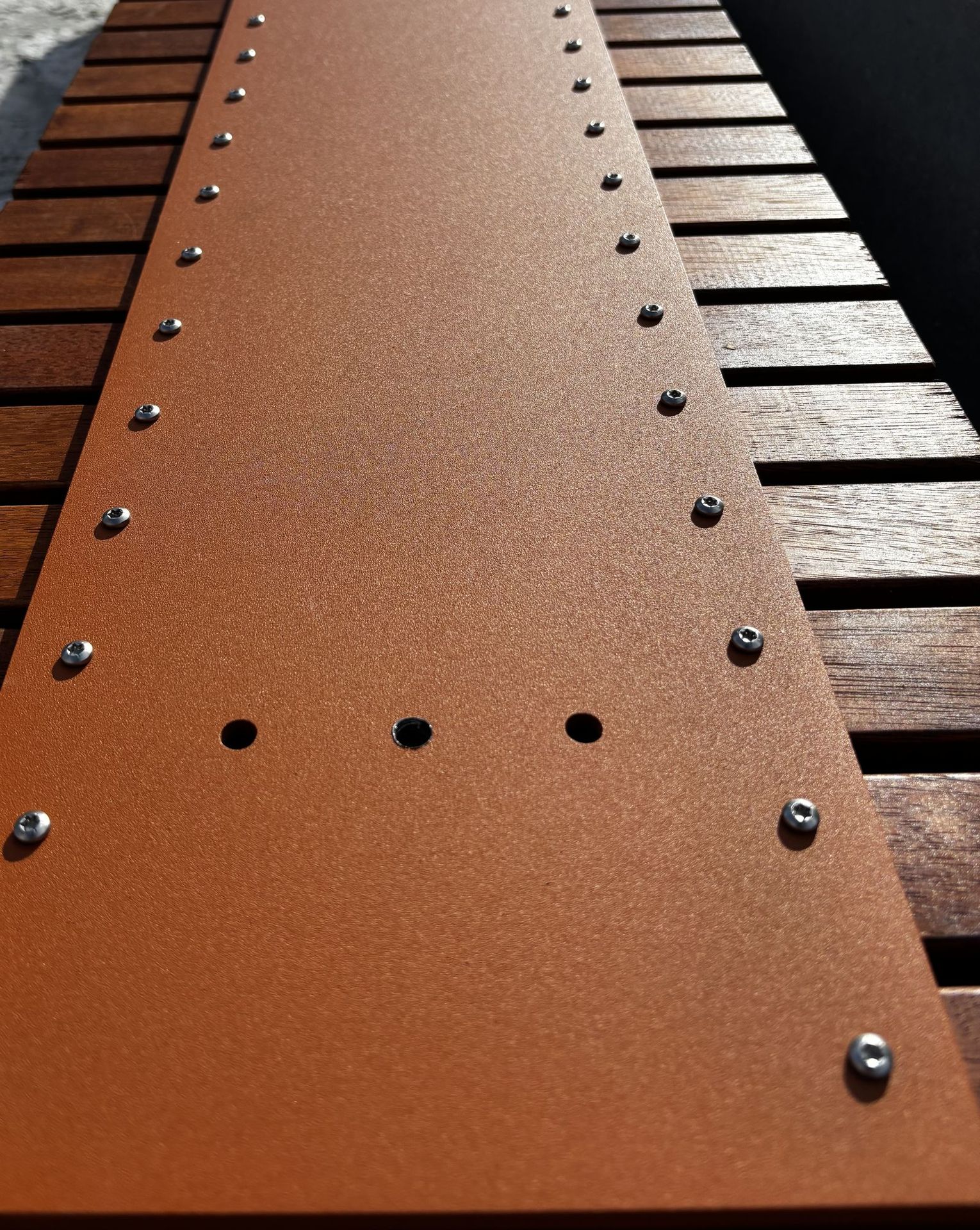Assise de banc public en afzélia et platine en acier, vue en perspective