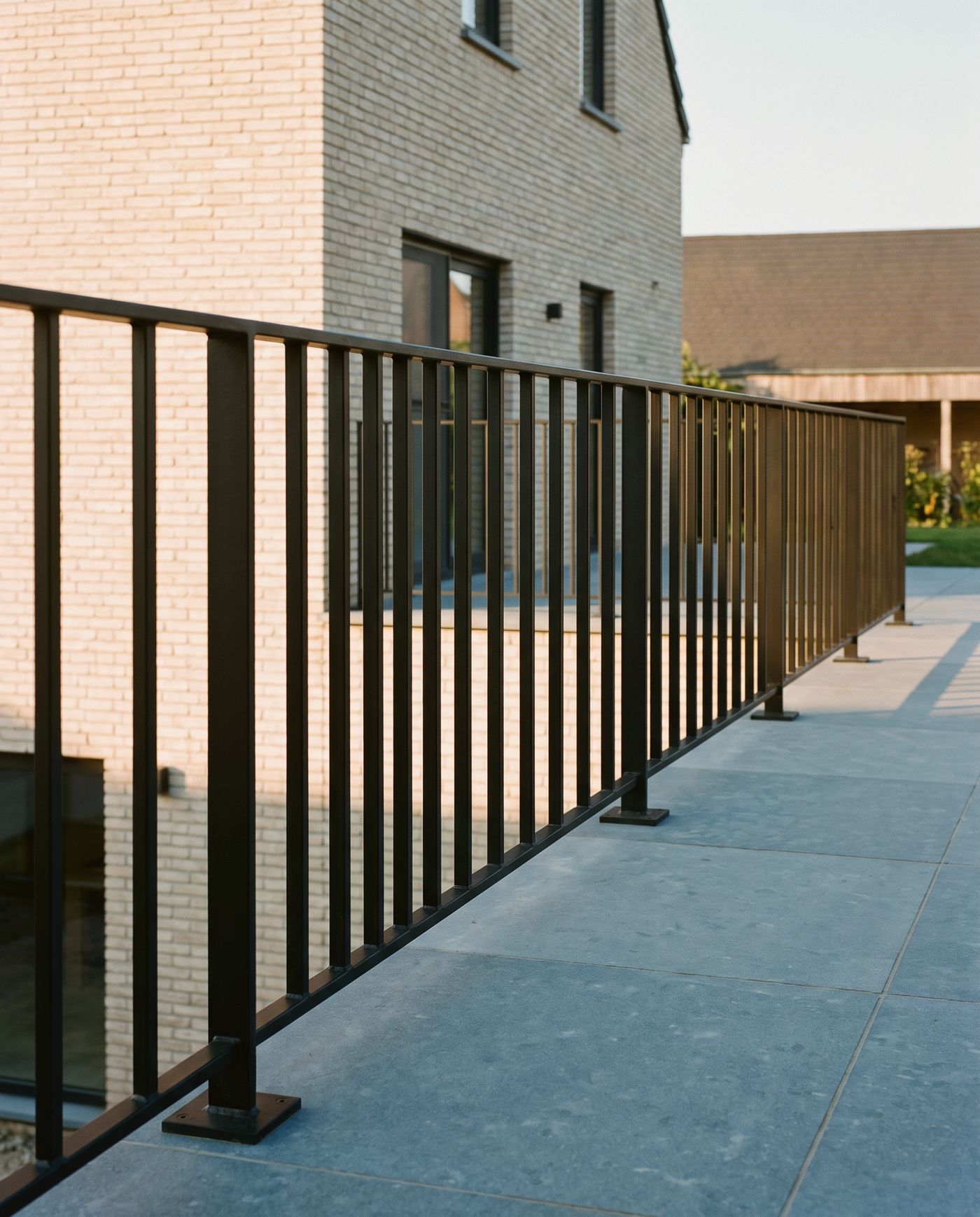 Garde-corps en acier fraîchement posé sur une terrasse