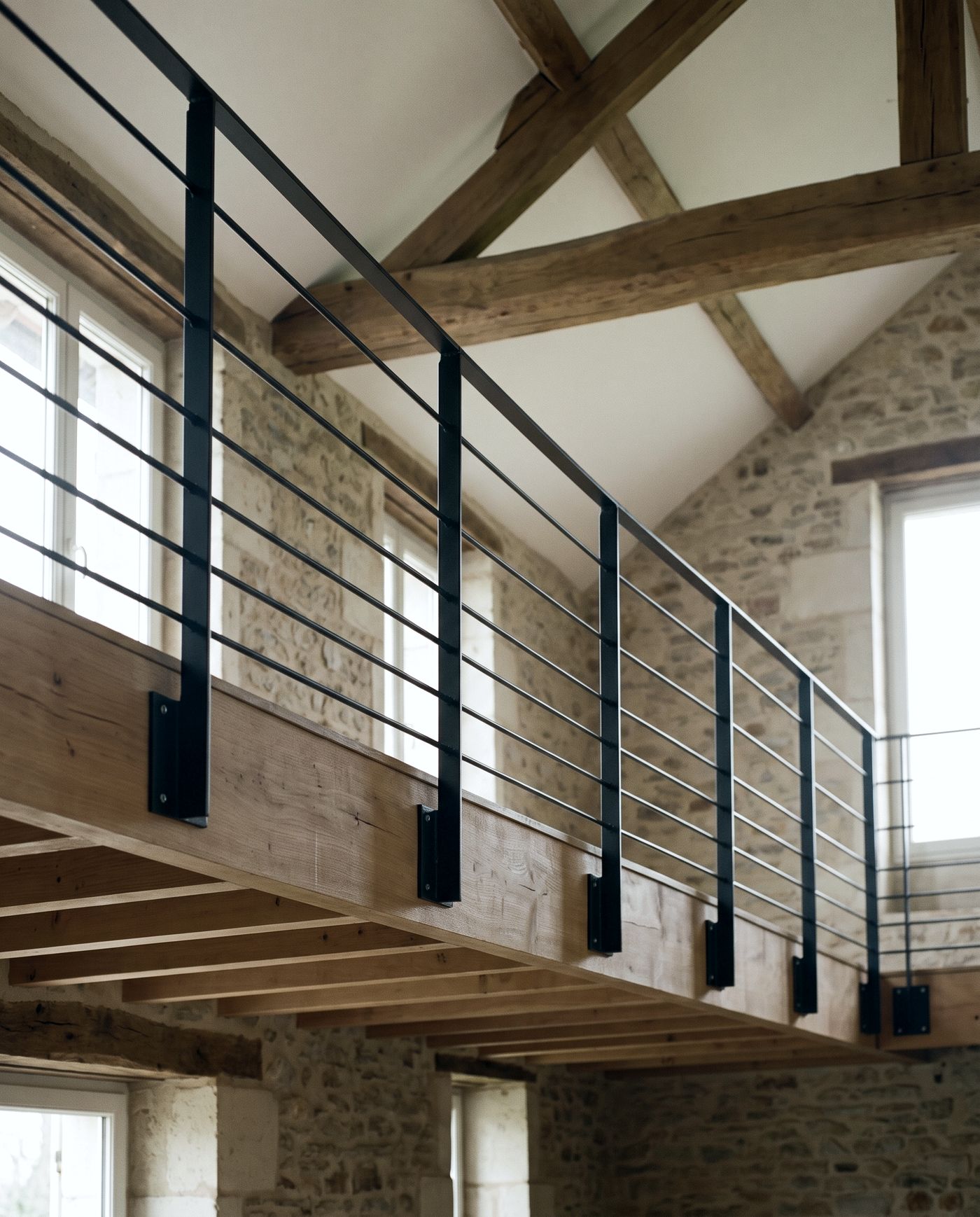 Image créée par IA : garde-corps de mezzanine à lisses horizontales en acier, fixé sur le chant du plancher